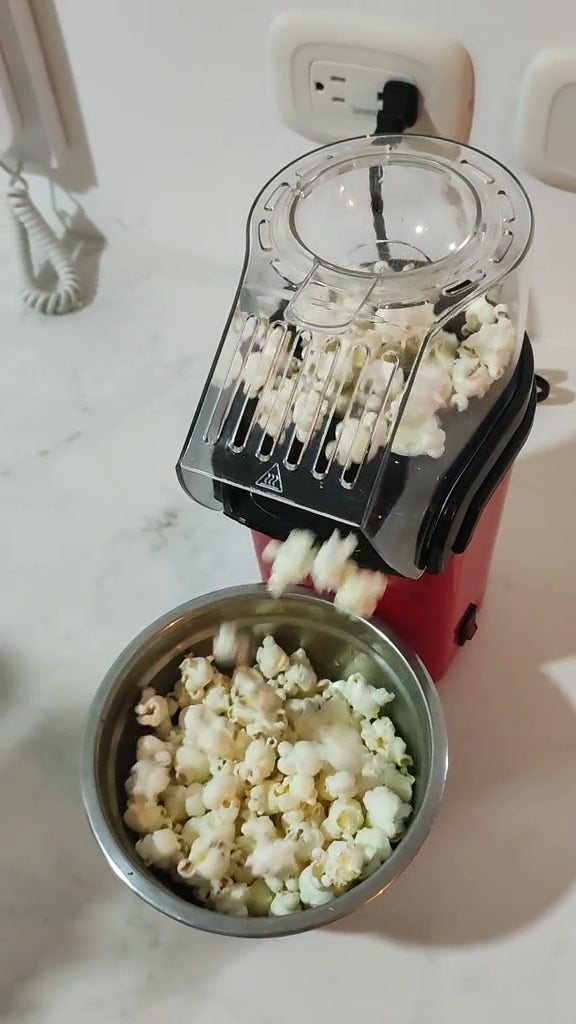 Palomitas saliendo de la crispetera directo al bol